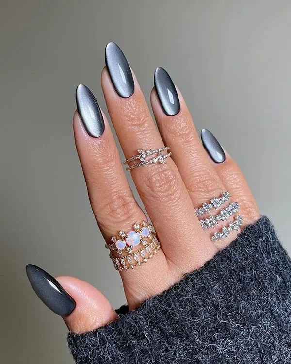 34 ایده کاشت ناخن کروم دخترانه؛ وقتی دستت زیر نور، خودش میدرخشه! 18 Chrome nail extensions 15