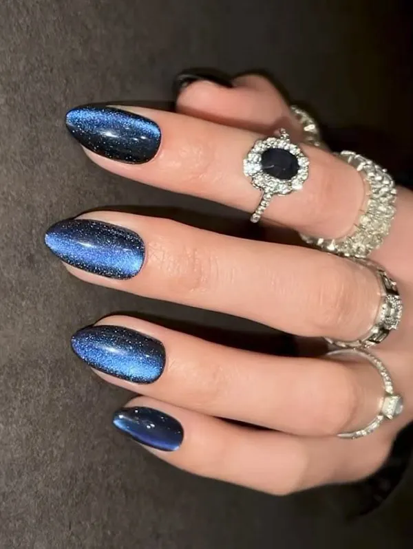 34 ایده کاشت ناخن کروم دخترانه؛ وقتی دستت زیر نور، خودش میدرخشه! 22 Chrome nail extensions 18