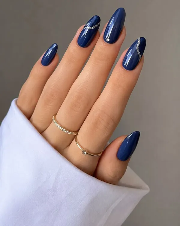 34 ایده کاشت ناخن کروم دخترانه؛ وقتی دستت زیر نور، خودش میدرخشه! 26 Chrome nail extensions 22