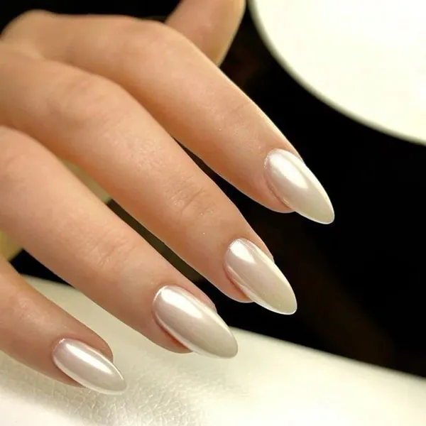 34 ایده کاشت ناخن کروم دخترانه؛ وقتی دستت زیر نور، خودش میدرخشه! 31 Chrome nail extensions 27