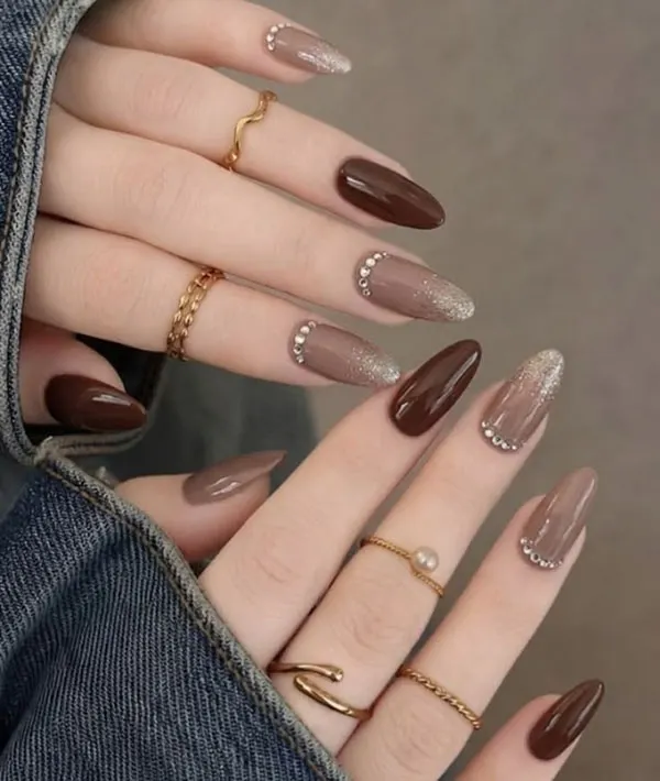 34 ایده کاشت ناخن کروم دخترانه؛ وقتی دستت زیر نور، خودش میدرخشه! 6 Chrome nail extensions 3