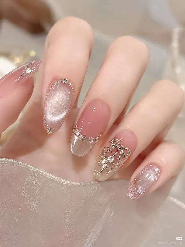 34 ایده کاشت ناخن کروم دخترانه؛ وقتی دستت زیر نور، خودش میدرخشه! 34 Chrome nail extensions 32