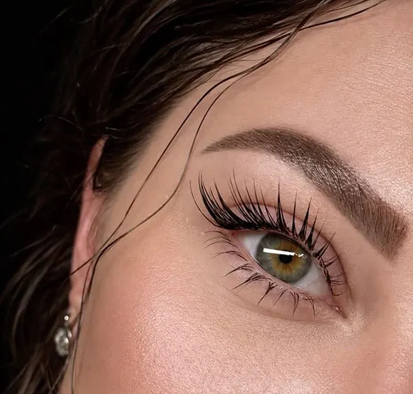 Eyelash extension model 18