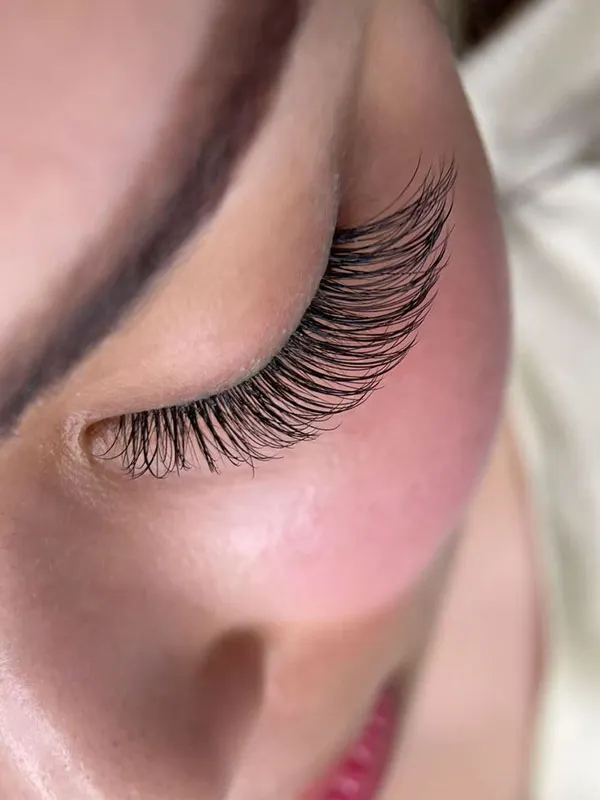 Eyelash extension model 19