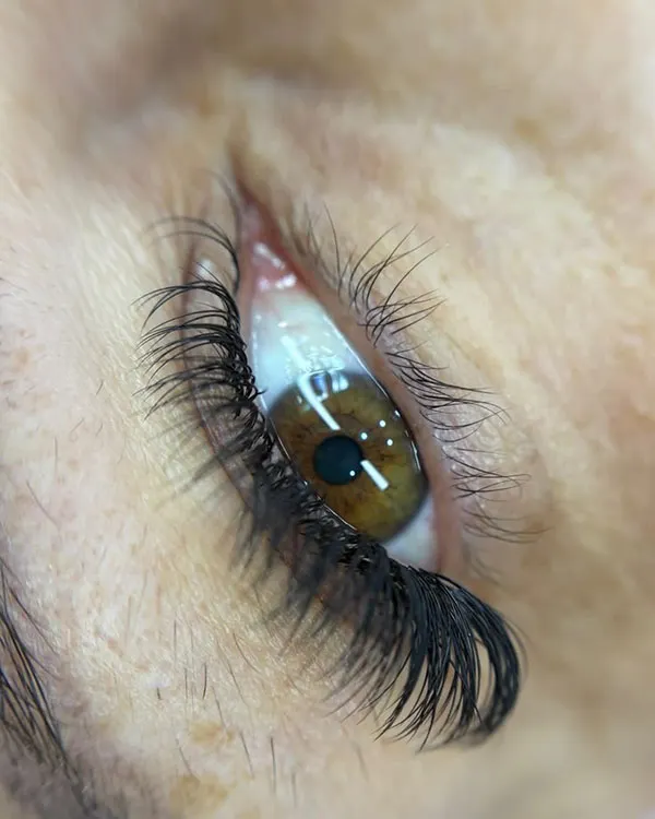 How to Apply False Eyelashes 1