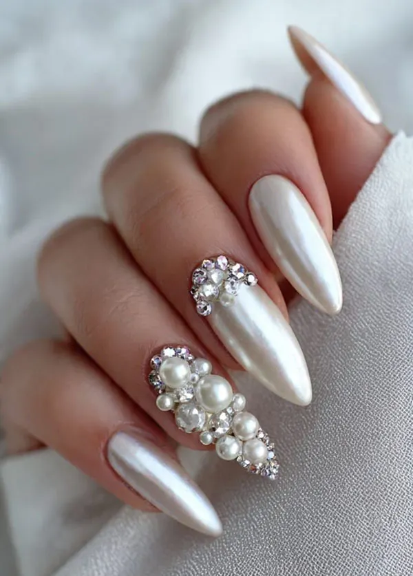 32 مدل ناخن عروس سفید که برای شب عروسی فوقالعادهاند! 26 White bridal nail design 22