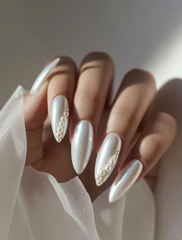 32 مدل ناخن عروس سفید که برای شب عروسی فوقالعادهاند! 32 White bridal nail design 28