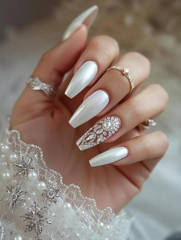 32 مدل ناخن عروس سفید که برای شب عروسی فوقالعادهاند! 10 White bridal nail design 7