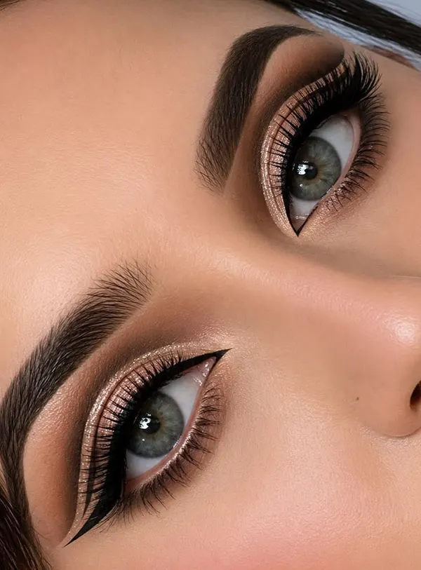 Womens Khaleeji style eye makeup 1