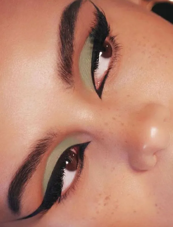 Womens Khaleeji style eye makeup 10