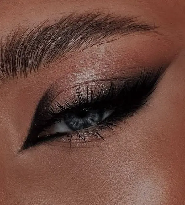 Womens Khaleeji style eye makeup 16