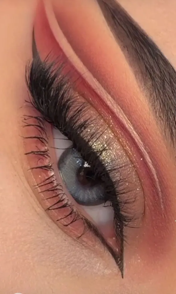 Womens Khaleeji style eye makeup 18
