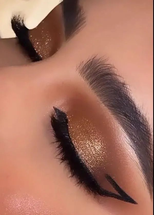 Womens Khaleeji style eye makeup 23