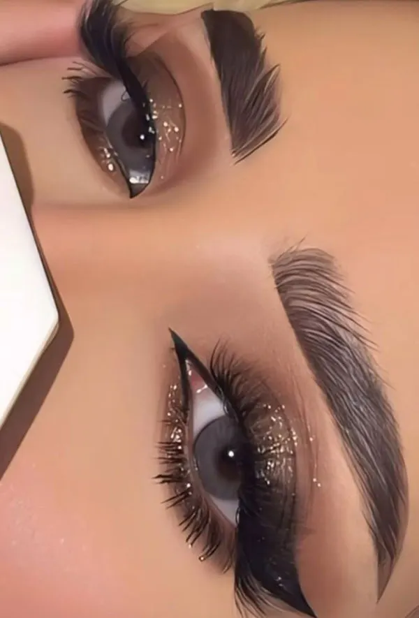 Womens Khaleeji style eye makeup 29