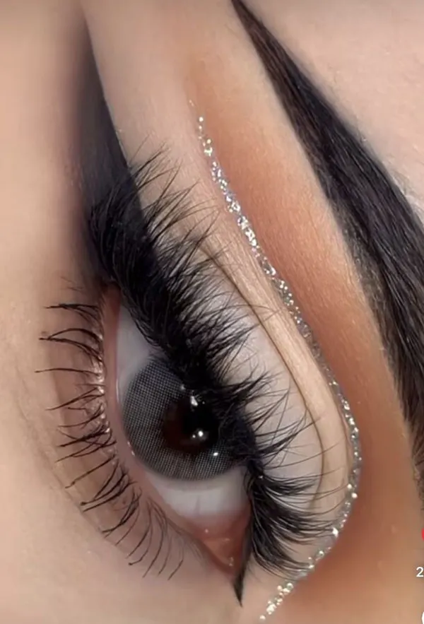 Womens Khaleeji style eye makeup 6
