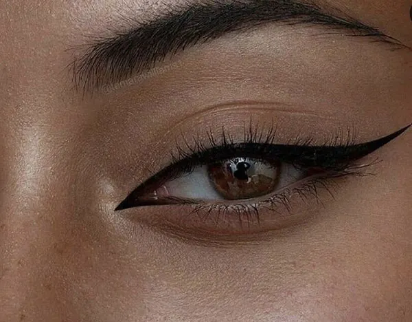 30 مدل خط چشم برای پلک افتاده؛ از خط باریک تا باتوینگ! 15 Eyeliner styles for hooded eyes 12