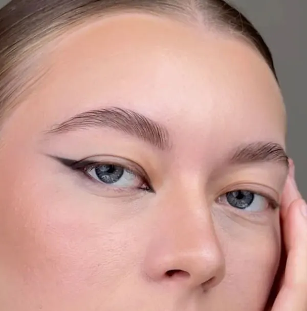 30 مدل خط چشم برای پلک افتاده؛ از خط باریک تا باتوینگ! 21 Eyeliner styles for hooded eyes 17