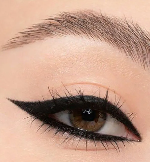 30 مدل خط چشم برای پلک افتاده؛ از خط باریک تا باتوینگ! 27 Eyeliner styles for hooded eyes 25