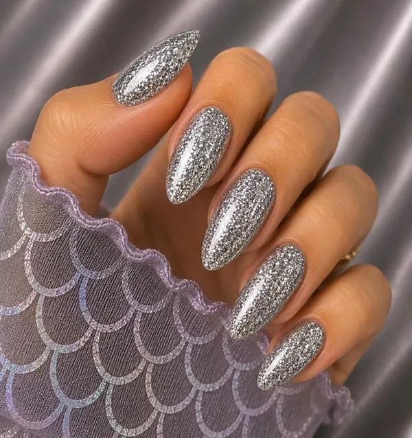 Glittery artificial nails 10