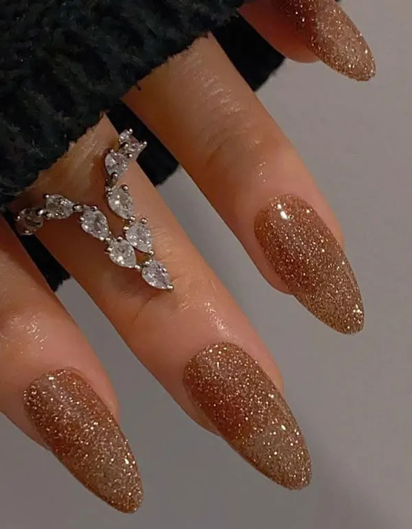 Glittery artificial nails 12