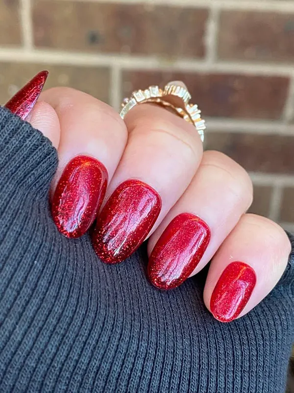 Glittery artificial nails 13