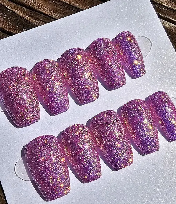 Glittery artificial nails 16