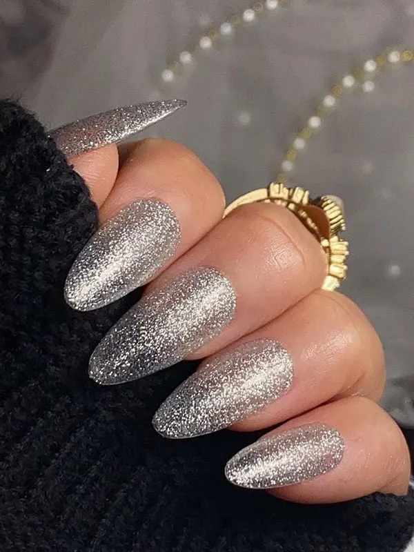 Glittery artificial nails 18