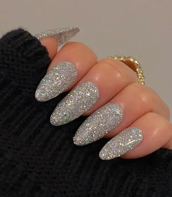Glittery artificial nails 19