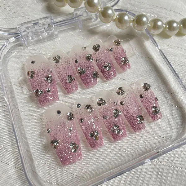 Glittery artificial nails 2