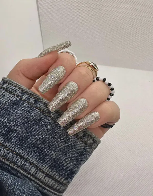 Glittery artificial nails 20