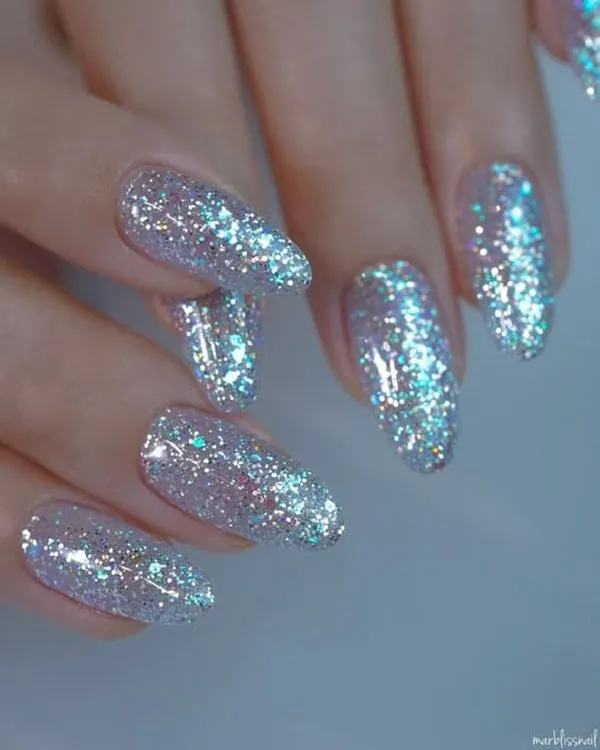 Glittery artificial nails 23