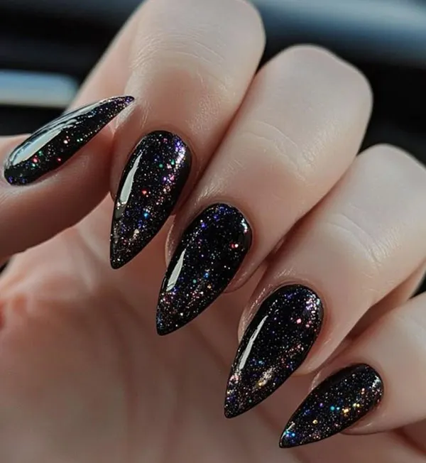 Glittery artificial nails 32