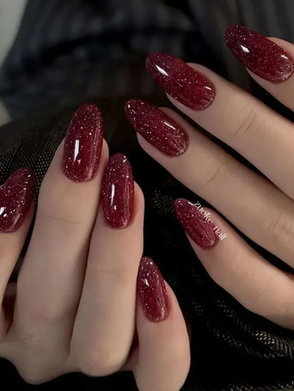 Glittery artificial nails 7