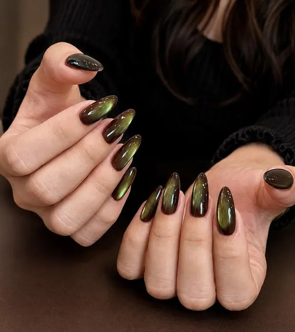 طرح ناخن زیتونی جدید؛ مدلهای شیک پاییز 2026 از کروم تا کتآی! 4 Olive green nail design 1