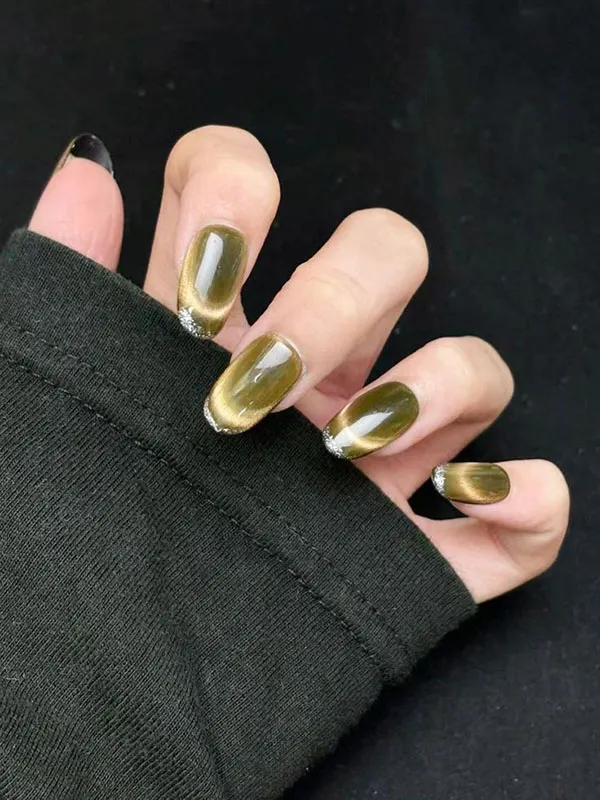 طرح ناخن زیتونی جدید؛ مدلهای شیک پاییز 2026 از کروم تا کتآی! 15 Olive green nail design 11