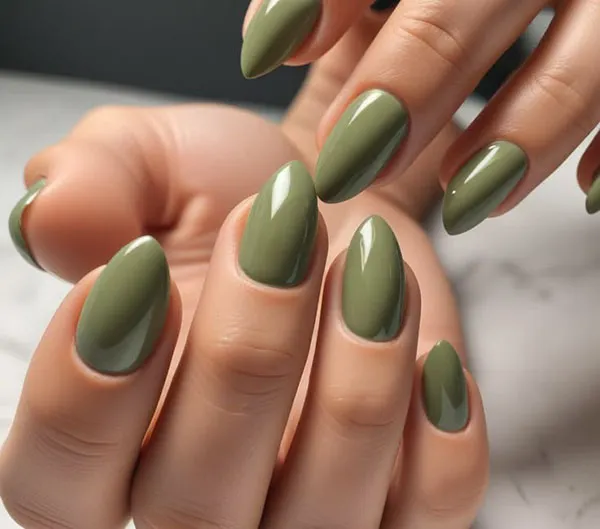 طرح ناخن زیتونی جدید؛ مدلهای شیک پاییز 2026 از کروم تا کتآی! 16 Olive green nail design 13