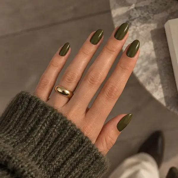 طرح ناخن زیتونی جدید؛ مدلهای شیک پاییز 2026 از کروم تا کتآی! 20 Olive green nail design 16