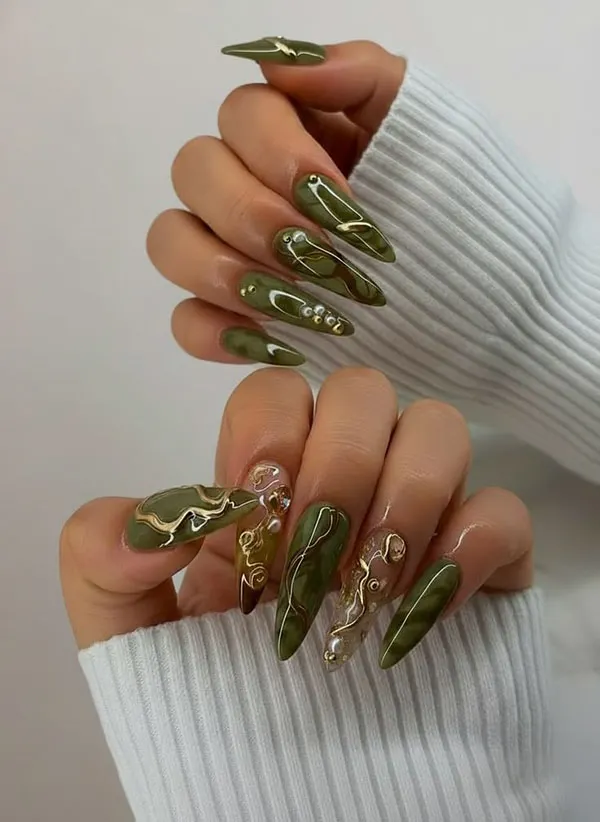 طرح ناخن زیتونی جدید؛ مدلهای شیک پاییز 2026 از کروم تا کتآی! 19 Olive green nail design 17