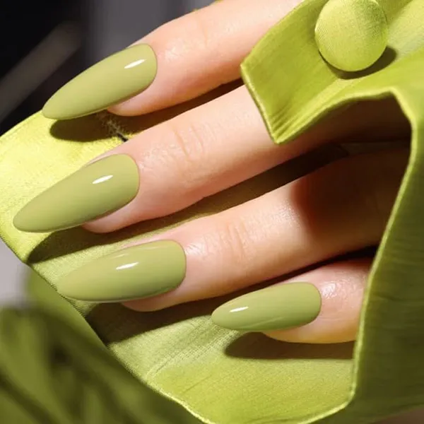 طرح ناخن زیتونی جدید؛ مدلهای شیک پاییز 2026 از کروم تا کتآی! 21 Olive green nail design 18