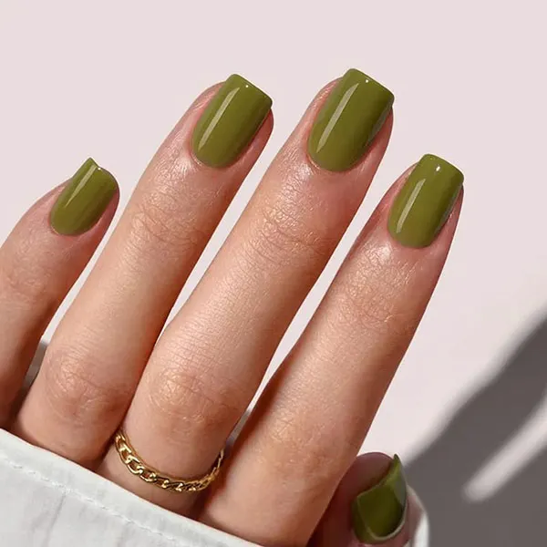 طرح ناخن زیتونی جدید؛ مدلهای شیک پاییز 2026 از کروم تا کتآی! 25 Olive green nail design 21