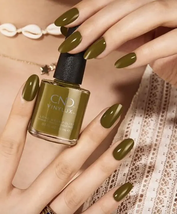 طرح ناخن زیتونی جدید؛ مدلهای شیک پاییز 2026 از کروم تا کتآی! 24 Olive green nail design 22