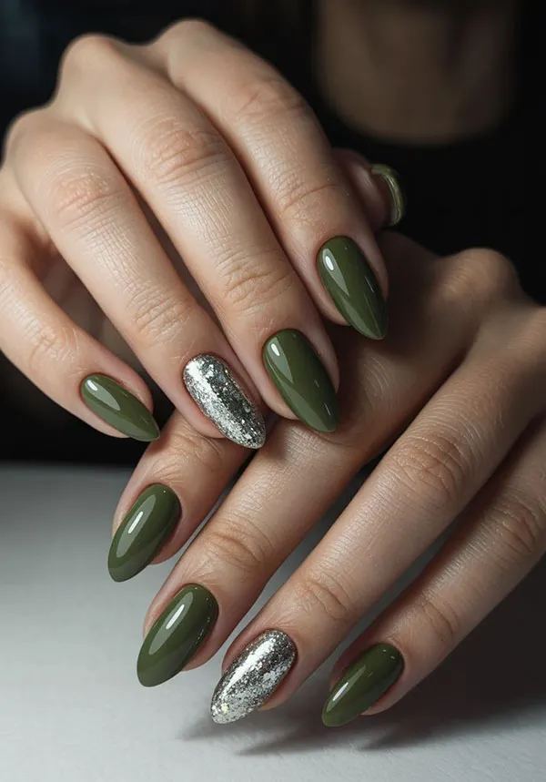 طرح ناخن زیتونی جدید؛ مدلهای شیک پاییز 2026 از کروم تا کتآی! 27 Olive green nail design 23