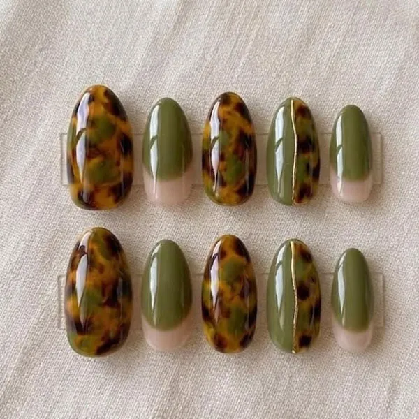 طرح ناخن زیتونی جدید؛ مدلهای شیک پاییز 2026 از کروم تا کتآی! 26 Olive green nail design 24