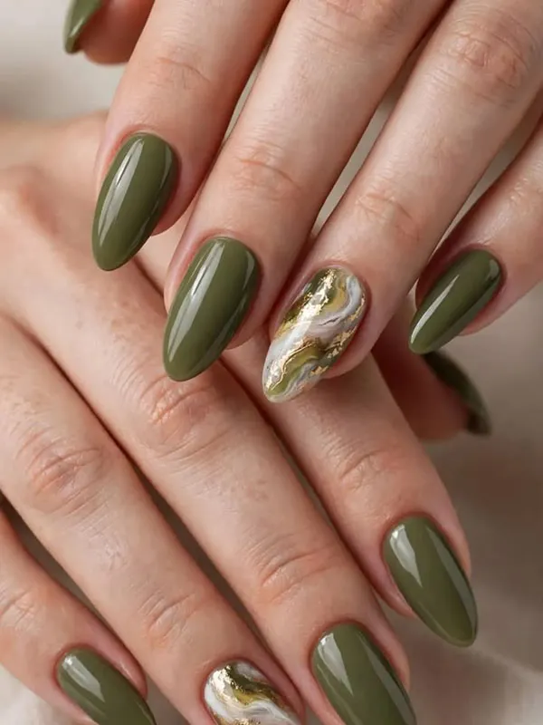 طرح ناخن زیتونی جدید؛ مدلهای شیک پاییز 2026 از کروم تا کتآی! 30 Olive green nail design 26