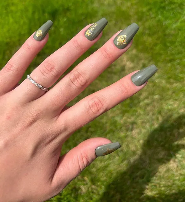 طرح ناخن زیتونی جدید؛ مدلهای شیک پاییز 2026 از کروم تا کتآی! 29 Olive green nail design 27