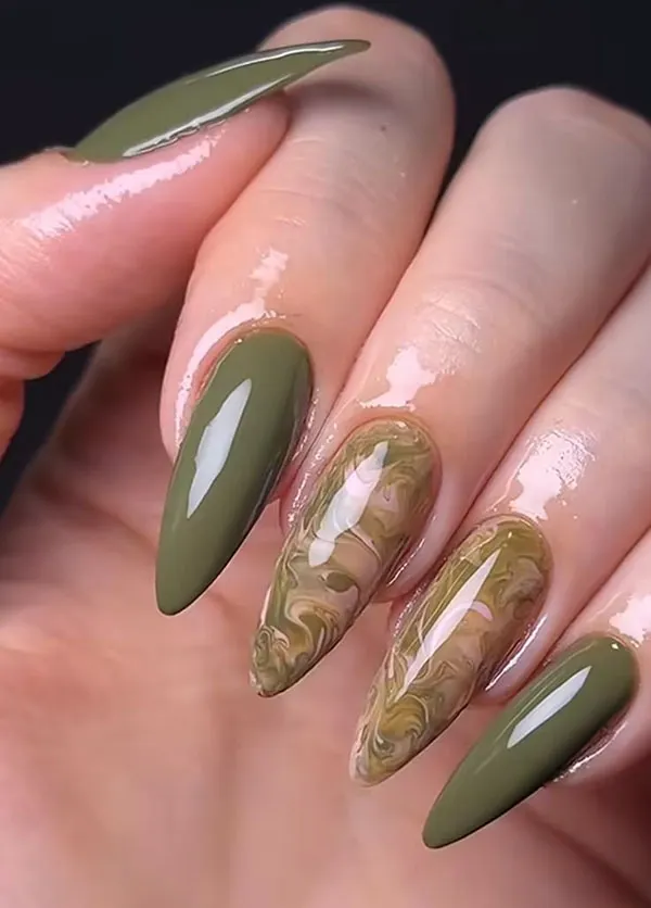 طرح ناخن زیتونی جدید؛ مدلهای شیک پاییز 2026 از کروم تا کتآی! 31 Olive green nail design 28