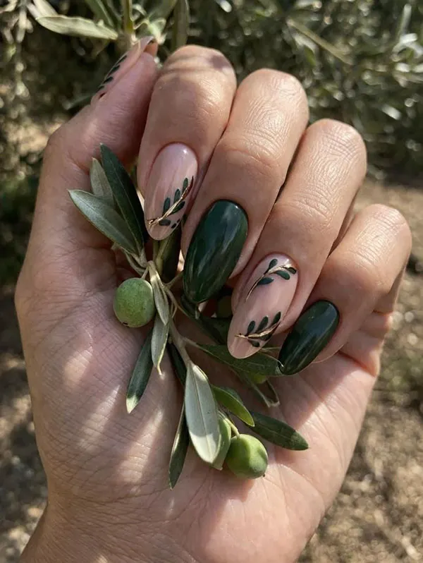 طرح ناخن زیتونی جدید؛ مدلهای شیک پاییز 2026 از کروم تا کتآی! 6 Olive green nail design 3