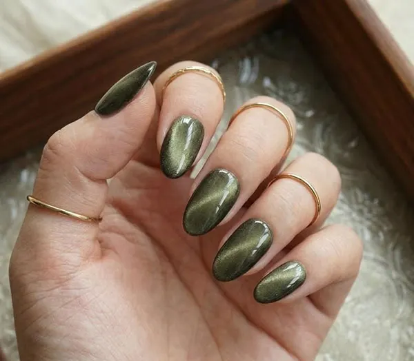 طرح ناخن زیتونی جدید؛ مدلهای شیک پاییز 2026 از کروم تا کتآی! 7 Olive green nail design 4