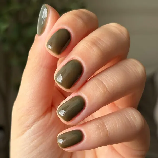 طرح ناخن زیتونی جدید؛ مدلهای شیک پاییز 2026 از کروم تا کتآی! 8 Olive green nail design 6