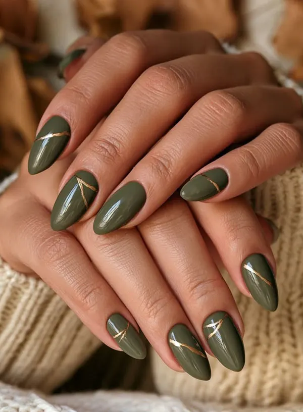 طرح ناخن زیتونی جدید؛ مدلهای شیک پاییز 2026 از کروم تا کتآی! 12 Olive green nail design 8